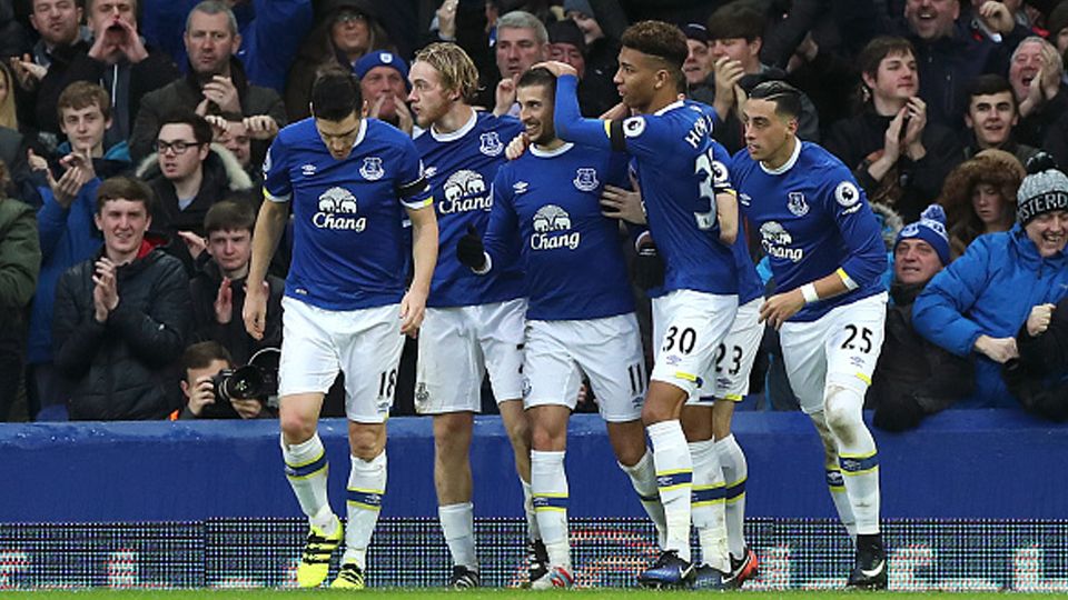 Kevin Mirallas (tengah) selebrasi bersama rekan satu timnya di Everton. Copyright: © Peter Byrne/PA Images via Getty Images